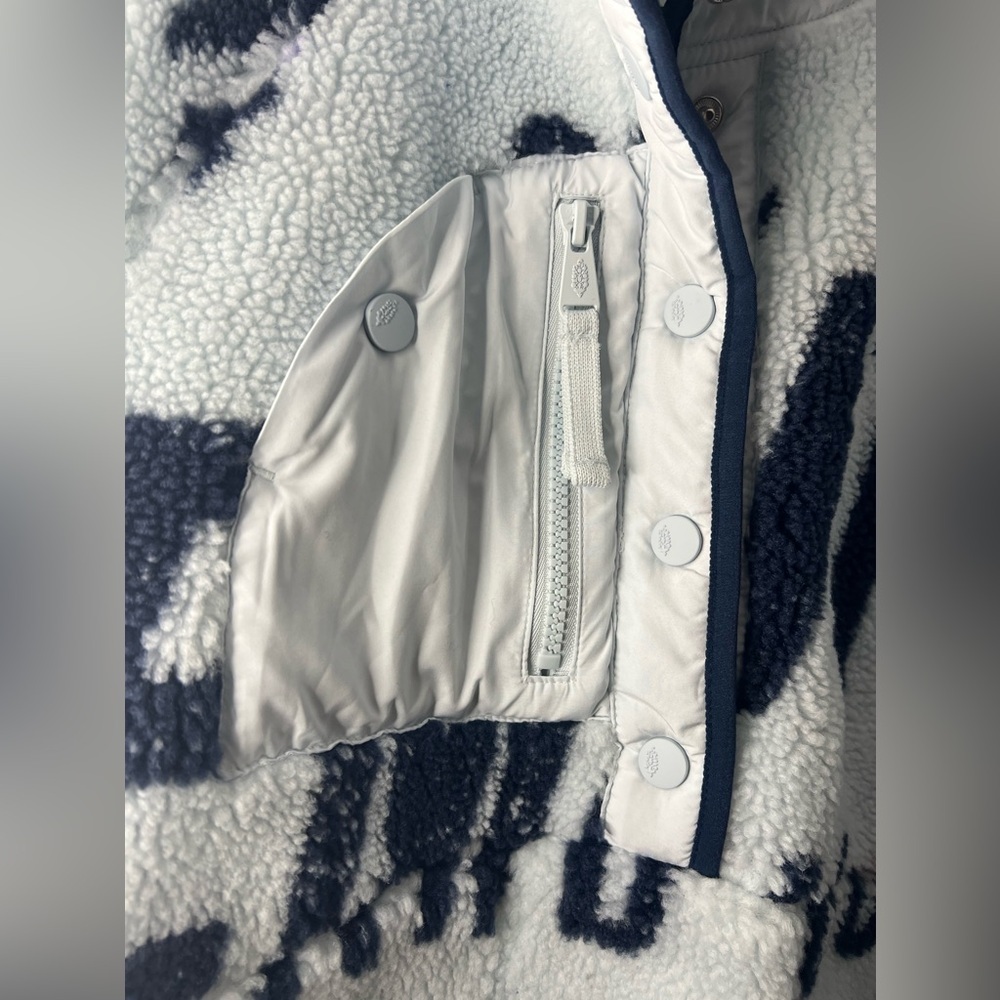Women’s Faux-Sherpa Pullover Jacket in Light Blue with Graphic Print - Picture 4 of 8